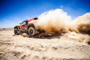 Dakar 2015 : Peterhansel e Peugeot 2008 DKR nella Top 10, Sainz costretto al ritiro per incidente