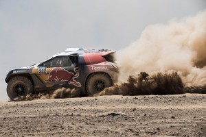 Dakar 2015 : Peterhansel e Peugeot 2008 DKR nella Top 10, Sainz costretto al ritiro per incidente